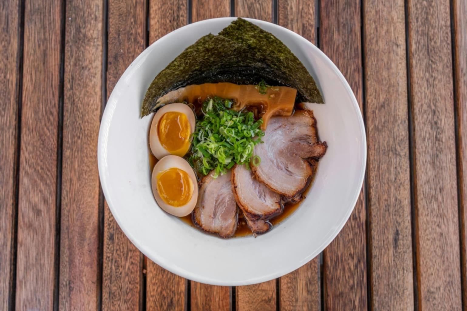 Atelier de cuisine professionnelle avec équipements modernes