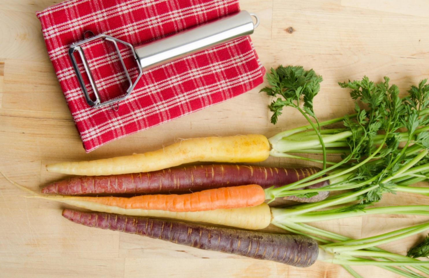 Chef préparant des ingrédients frais dans une cuisine professionnelle